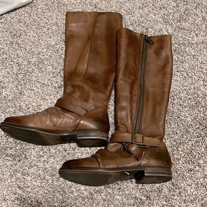 Steve Madden tall boots flat heel brown. Size 6.5